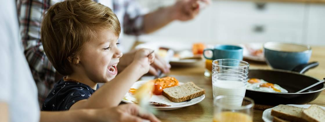 Prepara desayunos saludables para tus hijos