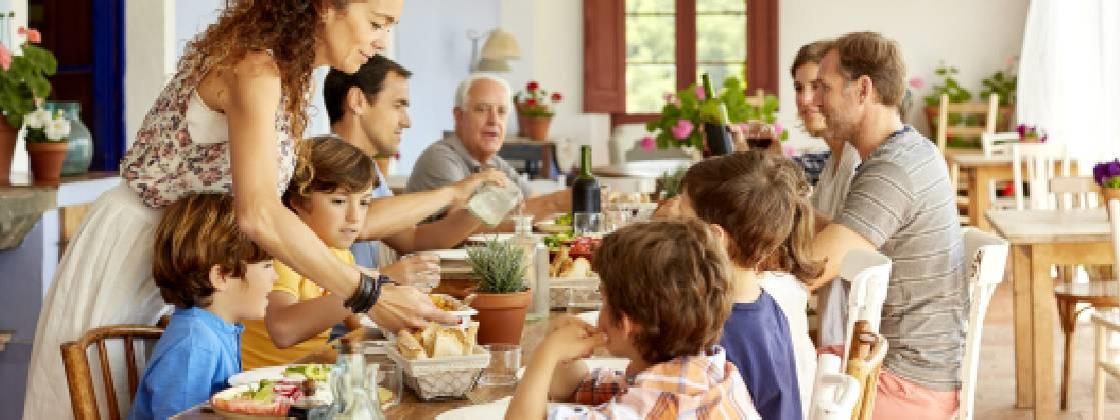 Refuerza los lazos familiares comiendo en familia