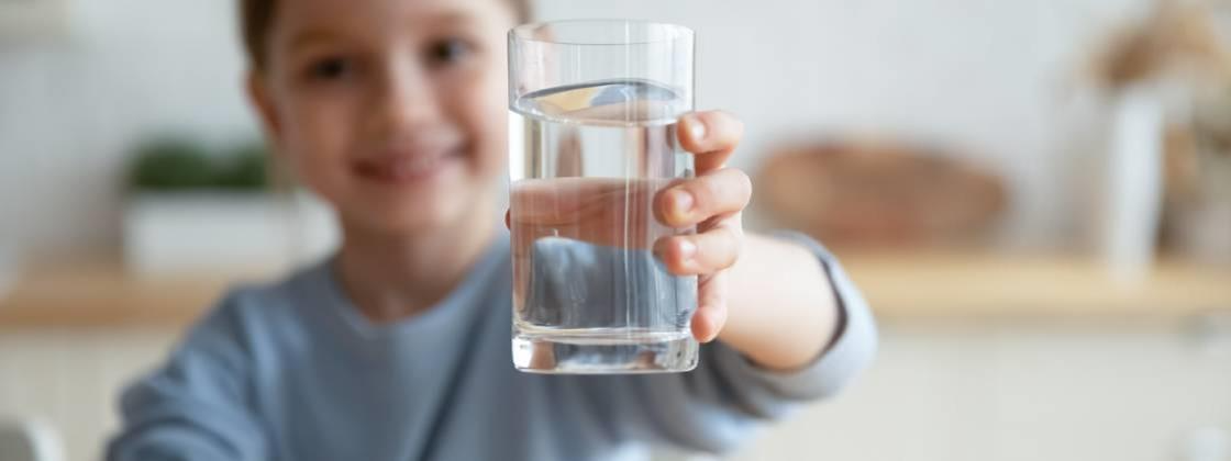 Cuánta agua debe tomar un niño al día