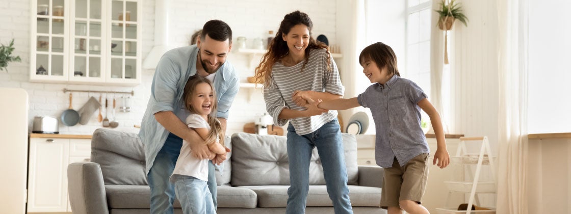 Familia bailando alegre en casa
