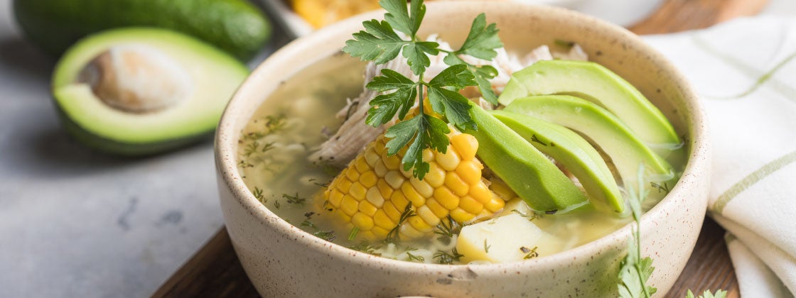 ajiaco colombiano con aguacate y maíz