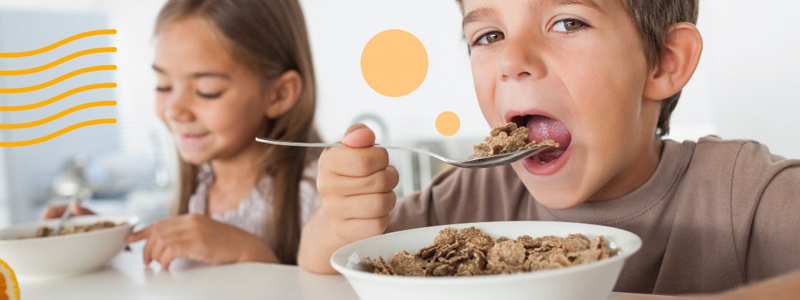 Niños comiendo cereales