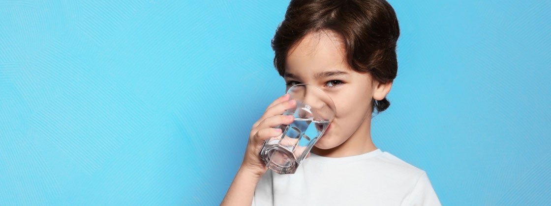 10 beneficios de tomar agua para tus hijos