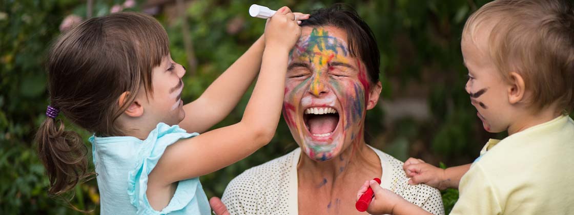Niños pintando de manera creativa a su mamá