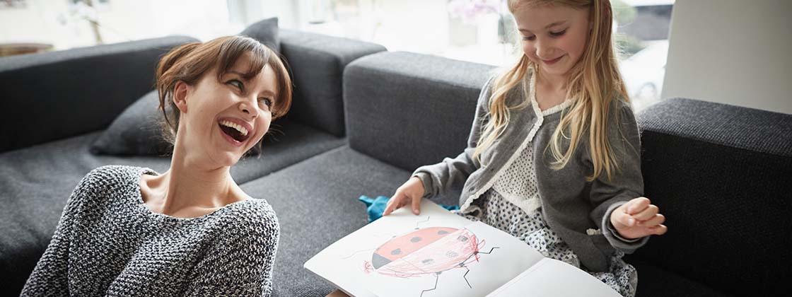 Para fortalecer autoestima y habilidades socioemocionales Mamá felicita a su hija por su dibujo