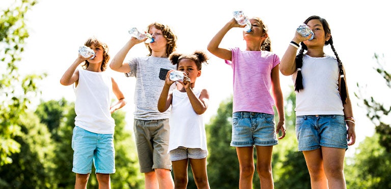 Grupo de niños conoce la importancia del agua y se mantienen hidratados en verano