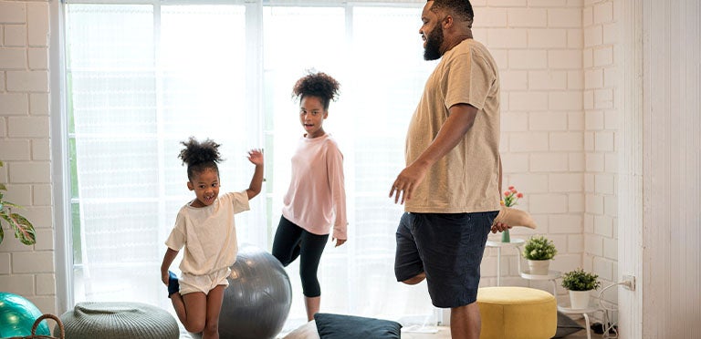 En casa una familia aprende, hace actividad física, fortalece habilidades y juega