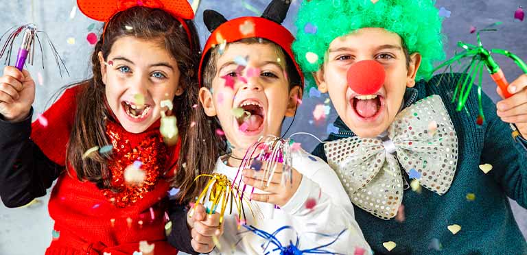 Niños disfrazados participan en una fiesta y hacen actividades recreativas 