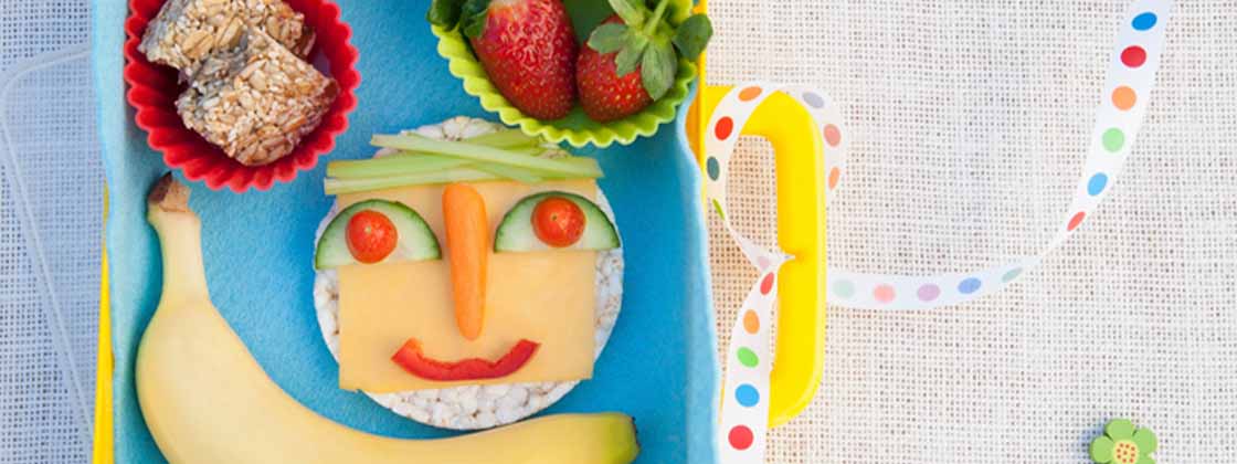 Refrigerio con una presentación creativa de caras hechas de comida  
