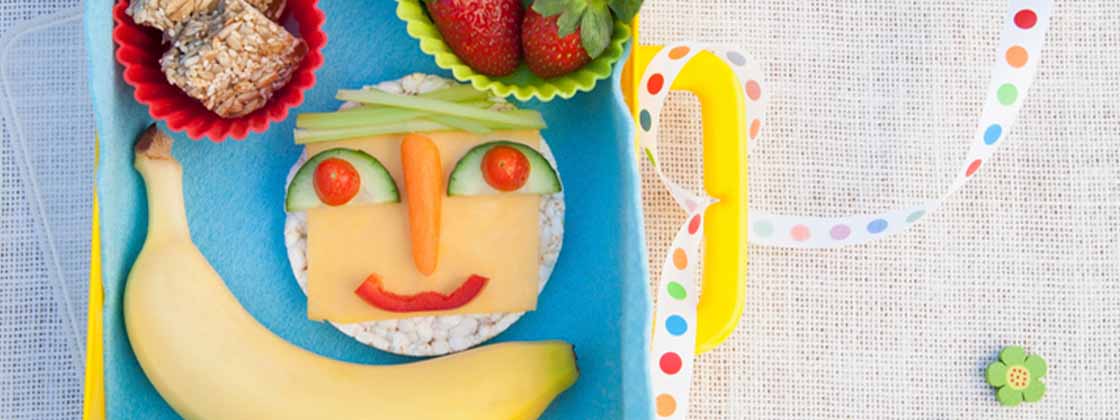 Figura formada por frutas y verduras para hacer más atractiva la lonchera de los niños
